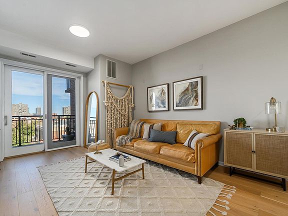 3rd image of 828 W Grace St APT 707