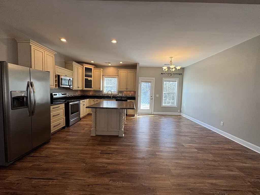 3 bed, 2.0 bath, 1510 sqft, $1,960 — Photo 4