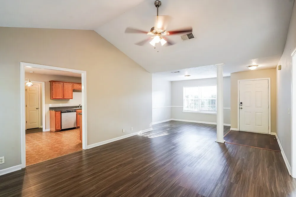 3 bed, 2.0 bath, 1507 sqft, $2,075 — Photo 3