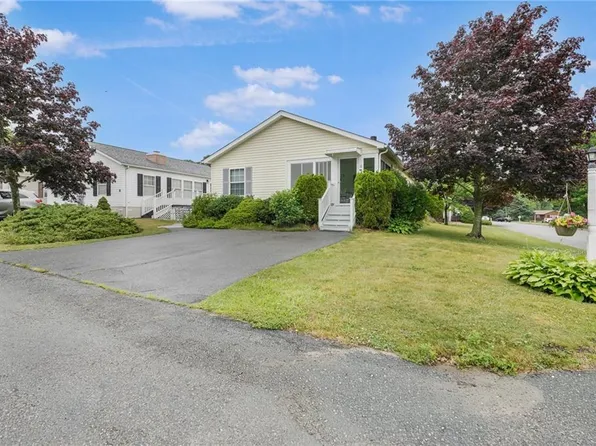 4 Nightingale Ln, Tiverton, RI 02878