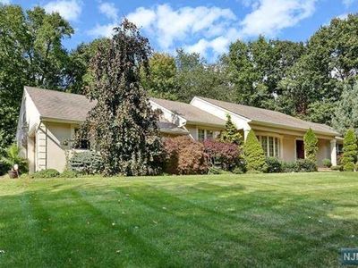 572 Kiowa Dr, Franklin Lakes, NJ, 07417