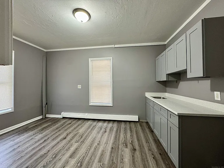 1102 E Main St #1 — Photo 4