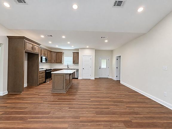 5th image of 305 W Pope St