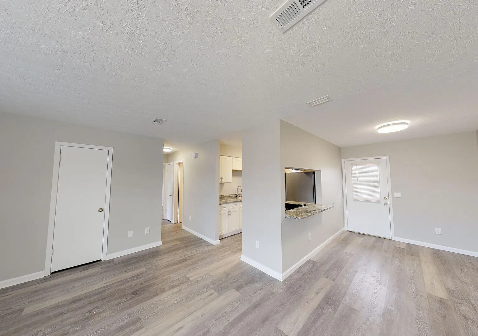 Large 2 Bedroom/1 Bath Apartment Available — Photo 4