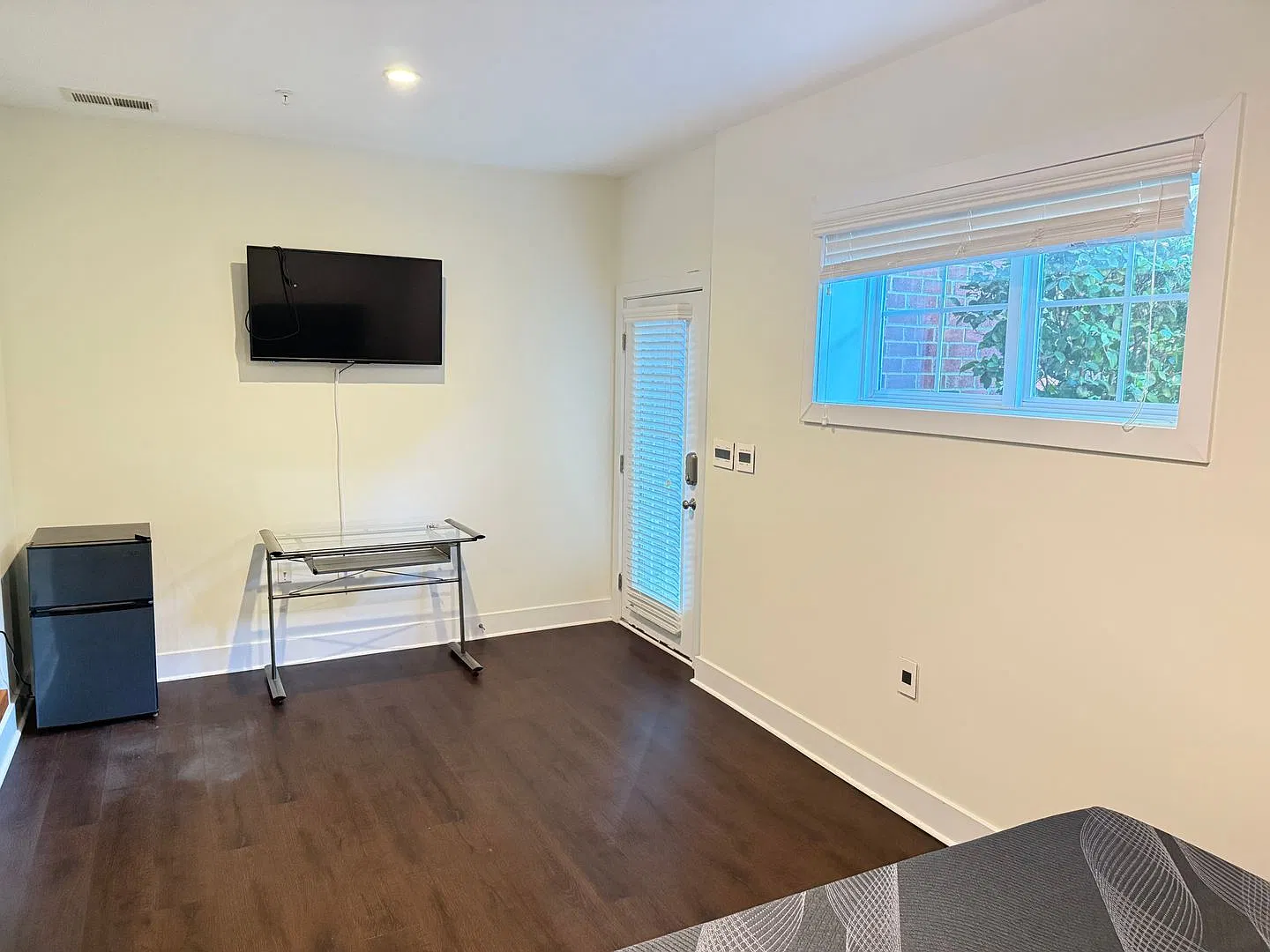 Modern Furnished Studio in Davidson Walk to Shopping, Dining & Lake Access! — Photo 4