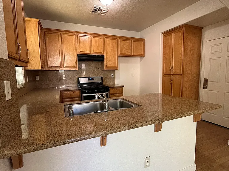4550 Parkvale Ct — Photo 8