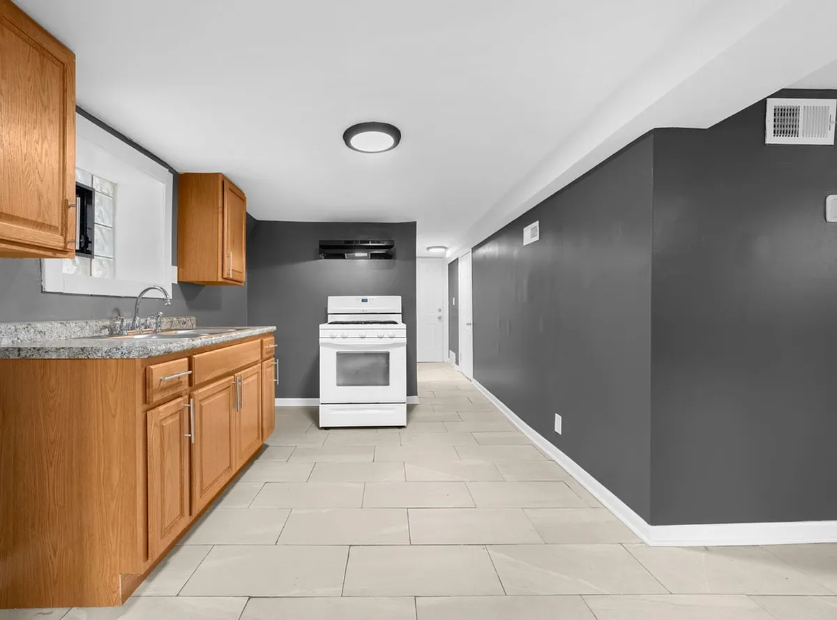 Building Photo - 738 E Marquette Rd #1