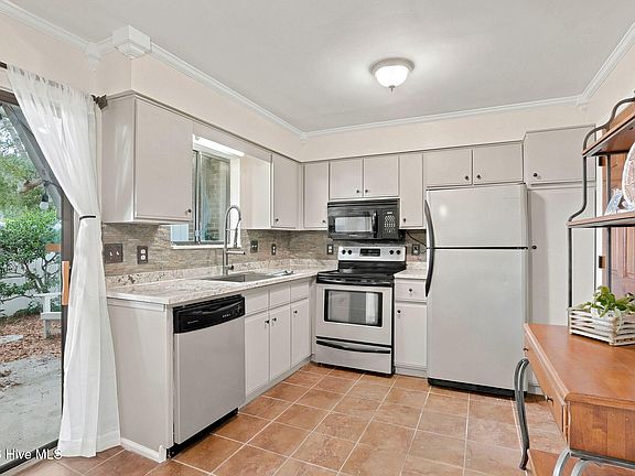 2nd image of 113 Bonner Avenue #105