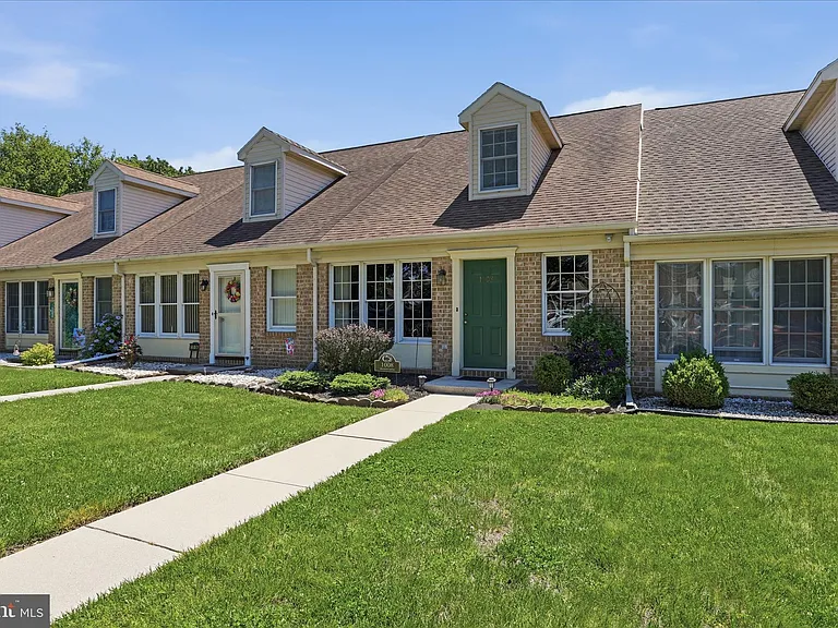 1008 Orchard Dr — Photo 2