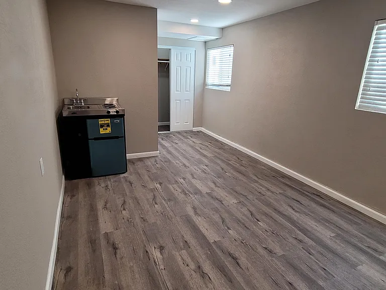 8431 San Carlos Ave #STUDIO — Photo 2