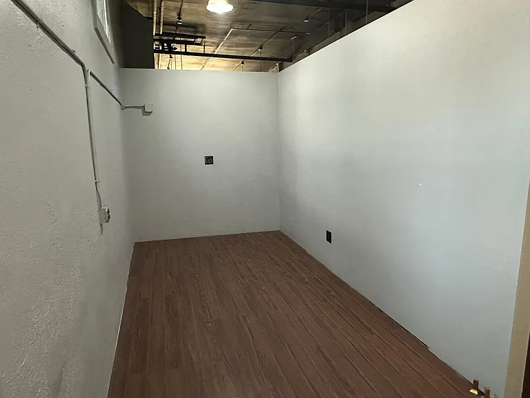 113 W 8th St — Photo 16