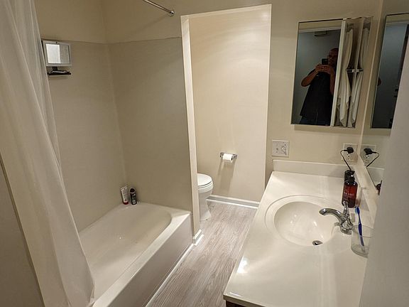 5th image of 1927 Franklin Pl E #C