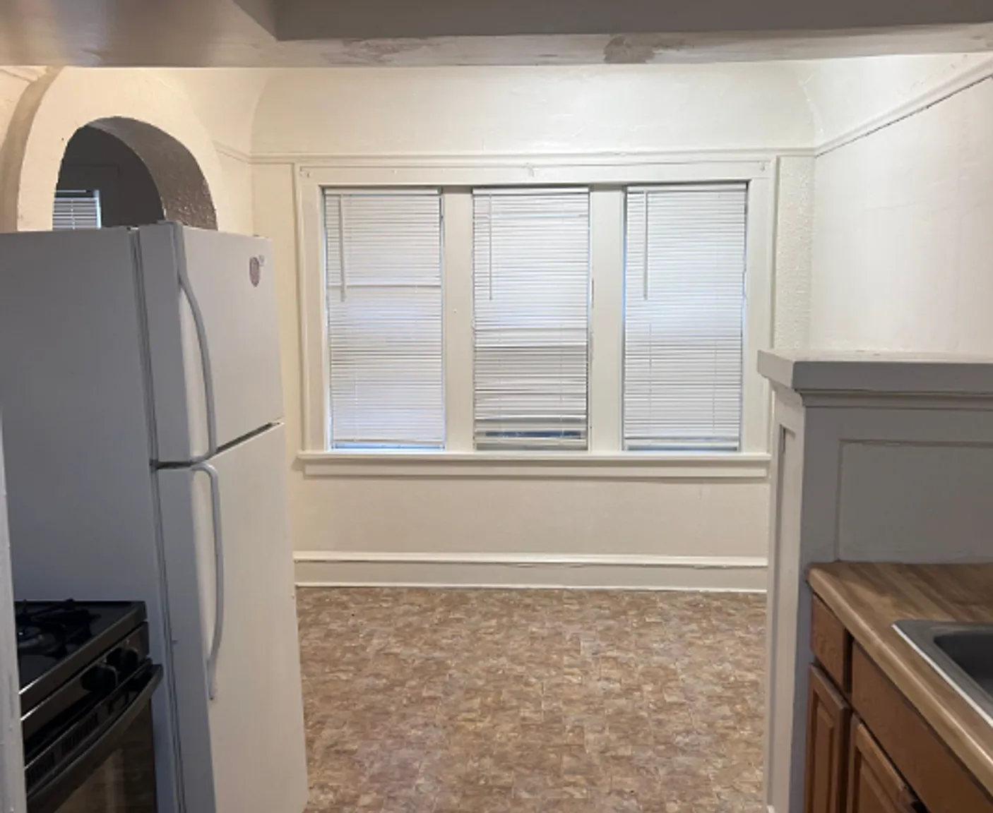 250 Off 1st Month's Rent Charming 1BR Milwaukee Apartment** — Photo 3