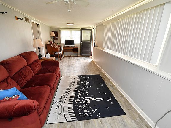 4th image of 209 Schlag Ln