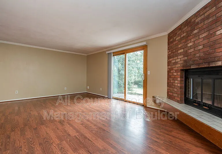 819 Elliott St — Photo 4