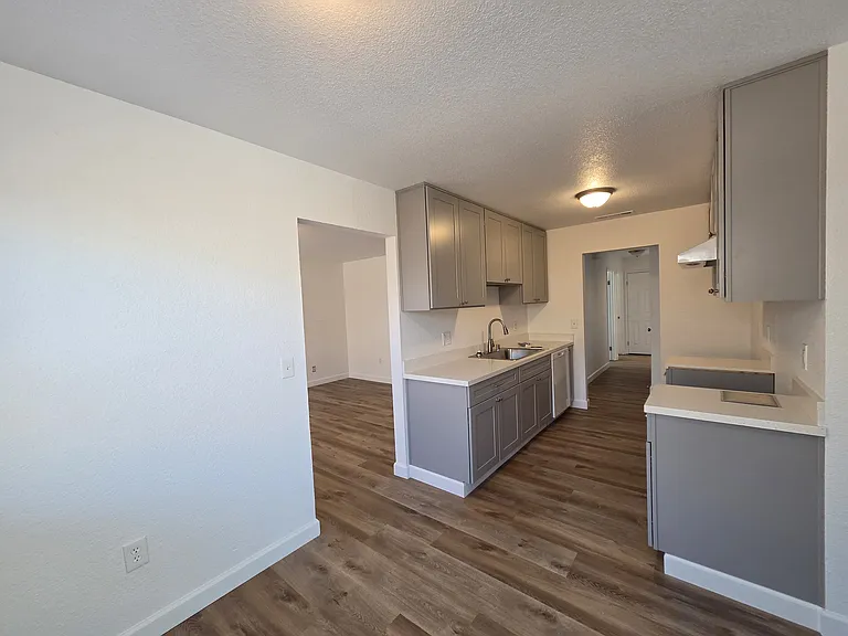 565 Acacia Ave — Photo 4