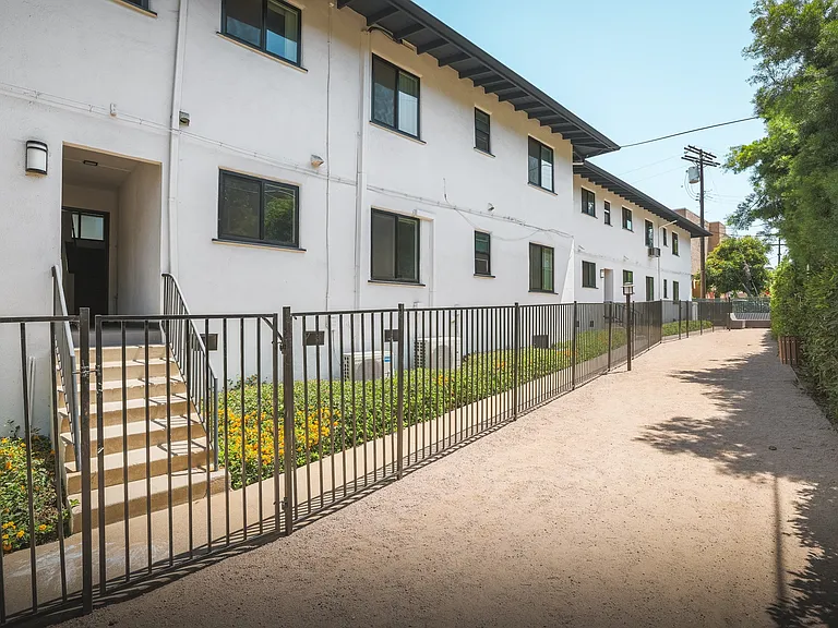 Yosemite Garden Apartments — Photo 11