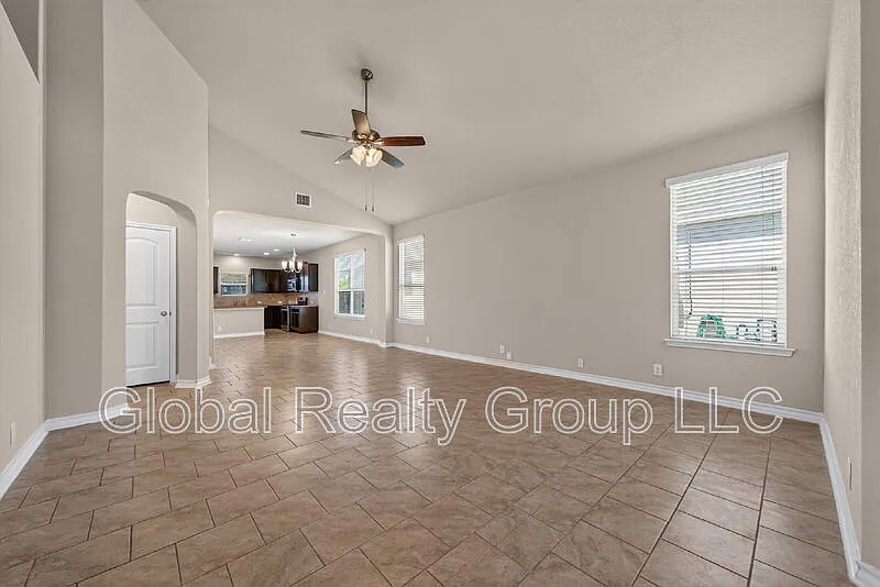3 bed, 2.0 bath, 2058 sqft, $1,975 — Photo 4