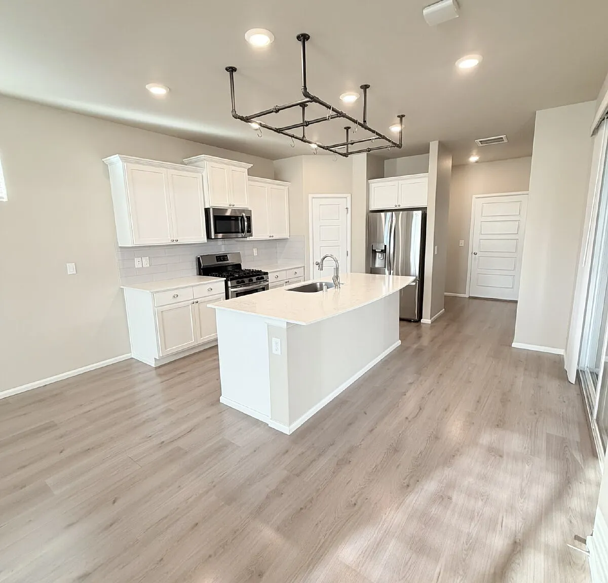 3 bed, 2.5 bath, 1849 sqft, $3,995 — Photo 3