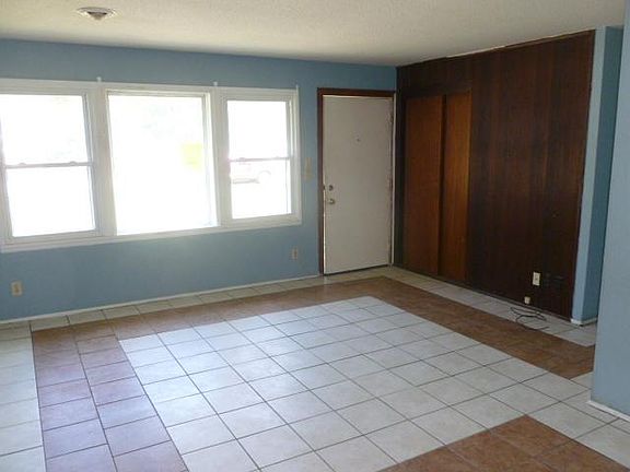 4th image of 3306 N Englewood Dr