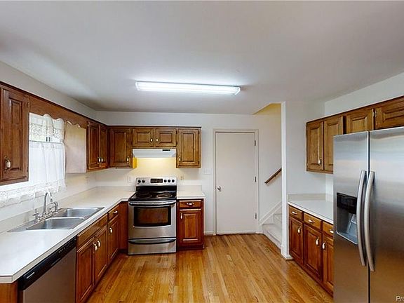 2nd image of 725 Colonial Ave