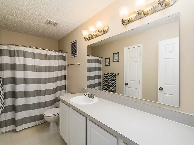W Hull Dr — Photo 14