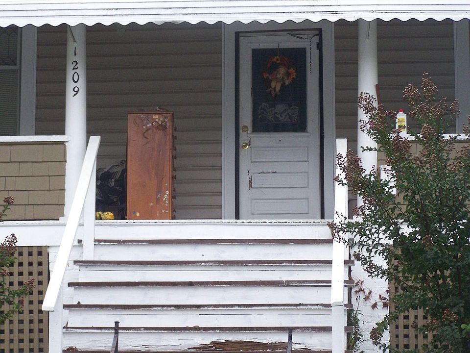 Covered rocking chair porch