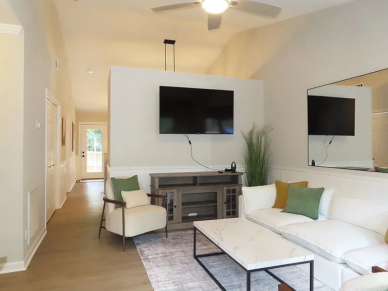 701 Gatehouse Ln — Photo 2
