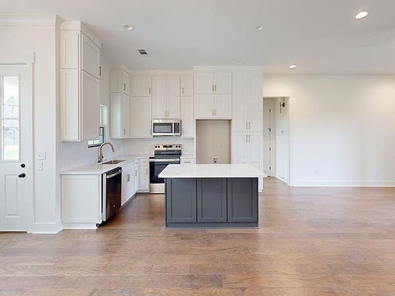 5th image of 374 Dowsett Ave