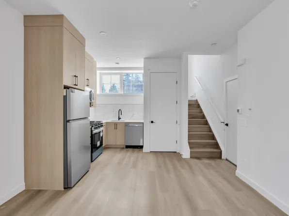 2708B 25th Ave SW, Calgary, AB T3E 6N6