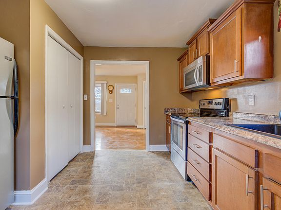 4th image of 2701 Parkview Dr