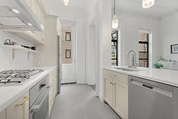 Rented by Douglas Elliman | media 19