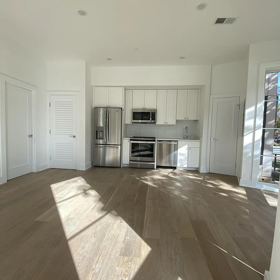 Studio, 415 sqft, $1,900 — Photo 3