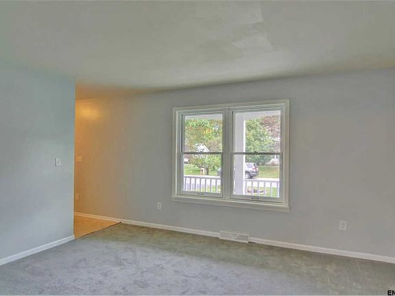 4th image of 1065 Laural Ln
