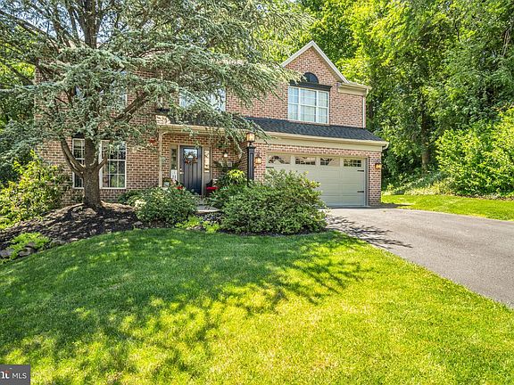 4th image of 40 Brook Cir