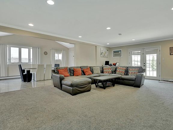 4th image of 75 Red Maple Dr N