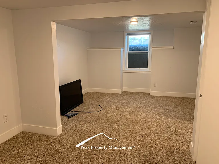 1100 S Broxon St — Photo 17