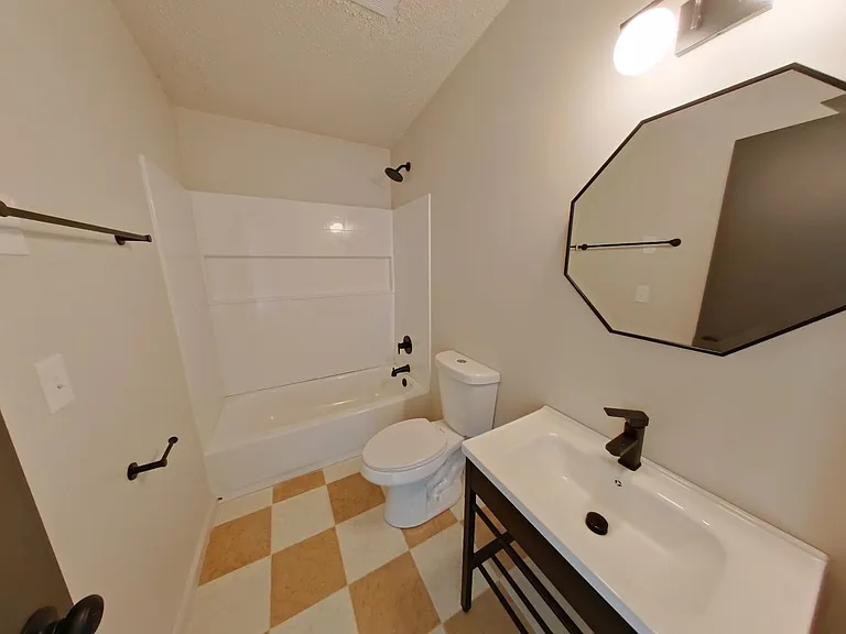 University Manor - Newly Renovated Units just a short walk from Campus! — Photo 92