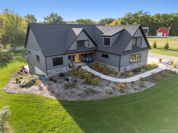 1920 Woodcreek Dr, Brighton, MI 48114