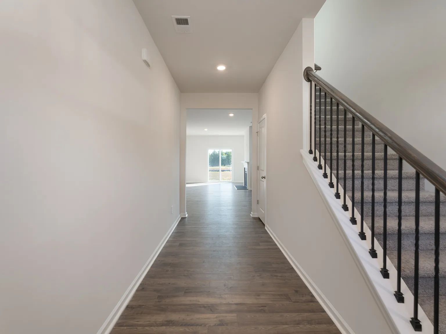 5 bed, 2368 sqft, $2,650 — Photo 3