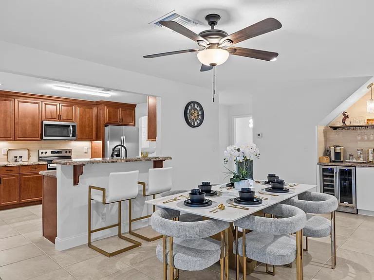2400 Seaford Dr — Photo 2