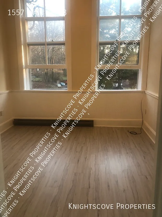 Small 2nd floor, 1 bedroom apt in beautiful historic building, Quiet setting — Photo 4