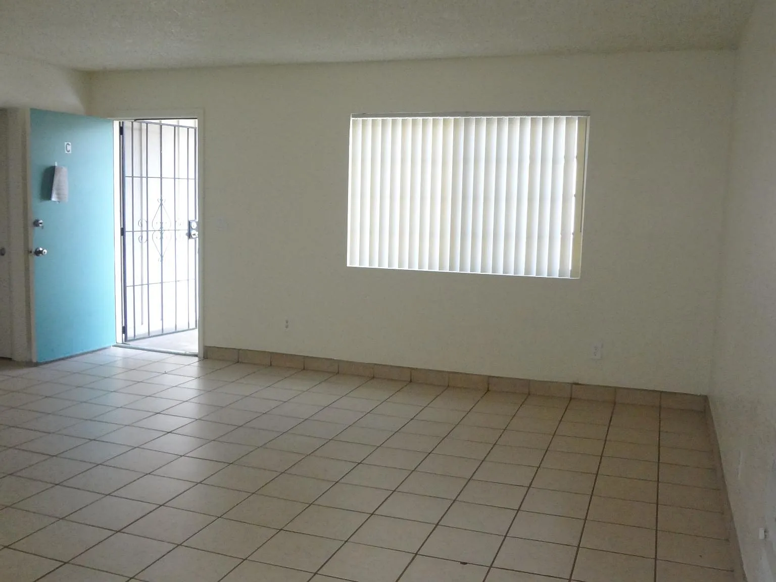 2 bed, 845 sqft, $2,300 — Photo 2
