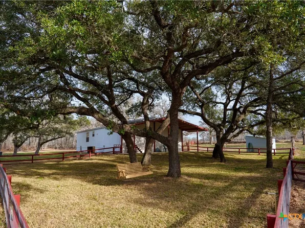 104 Longhorn Rd, Stockdale, TX 78160