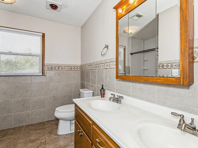 873 E Greenway Ct — Photo 6