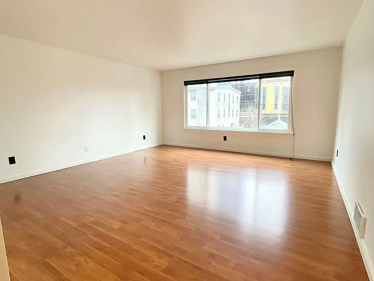 Escolier Apartments — Photo 26