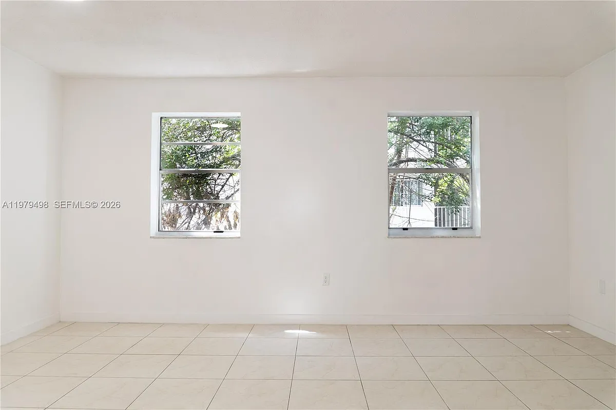 Building Photo - 1525 NW 19th Ter #15