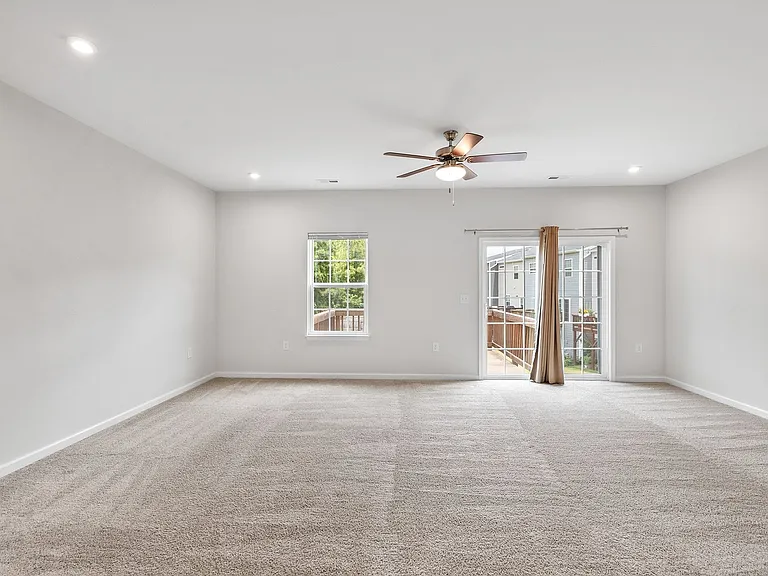 214 Tamworth Crk — Photo 15