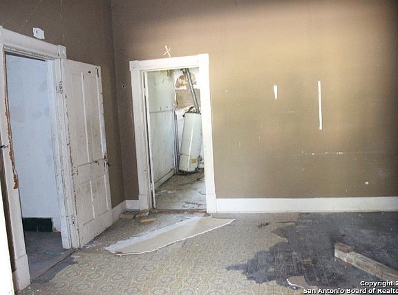 5th image of 308 Belmont St