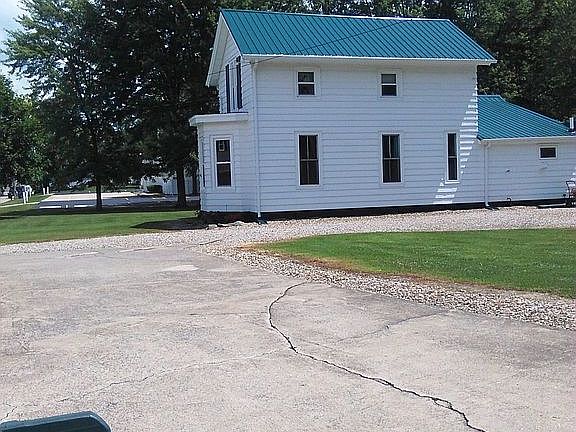3rd image of 211 Woodland St